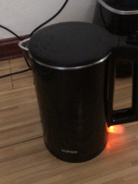 苏泊尔电水壶烧水壶热水壶什么烧水的显示灯很暗？