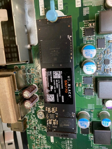西部数据WDS100T3X0E请问买硬盘会赠送装硬盘的工具 螺丝刀 导热贴啥的吗？感谢？
