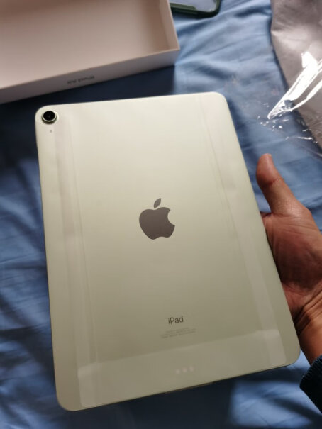 「教育优惠版」Apple iPad Air10.9英寸平板电脑（ 2020年新款 64GWLAN版使用过程中，底部出现几个光点的东西，亮度不一。有人出现过这种情况吗？求解？