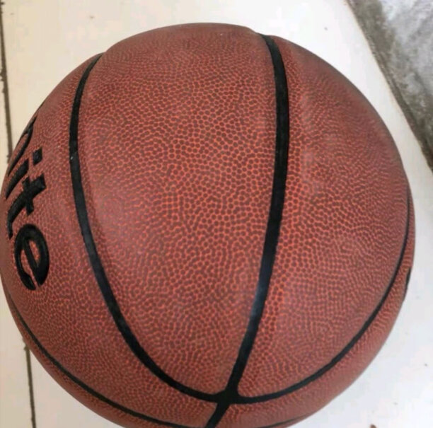 得力deli比赛训练篮球7号标准成人比赛可用篮球这个蓝球是不是7号的？