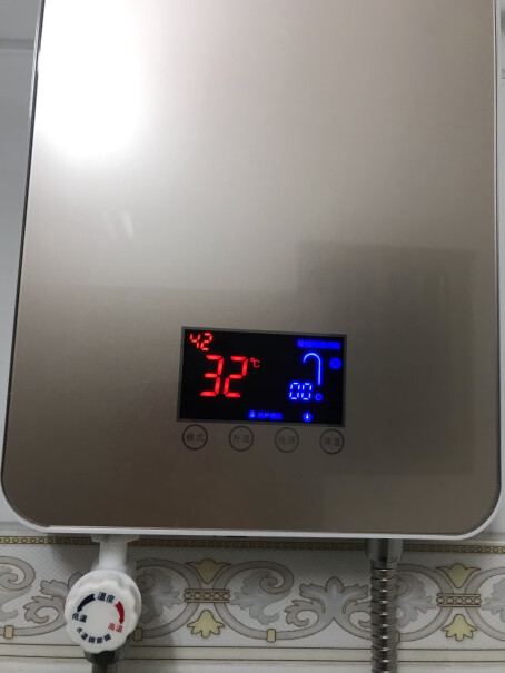 优姆即热式电热水器快速直热型变频恒温一般卫生间的插座能用吗？