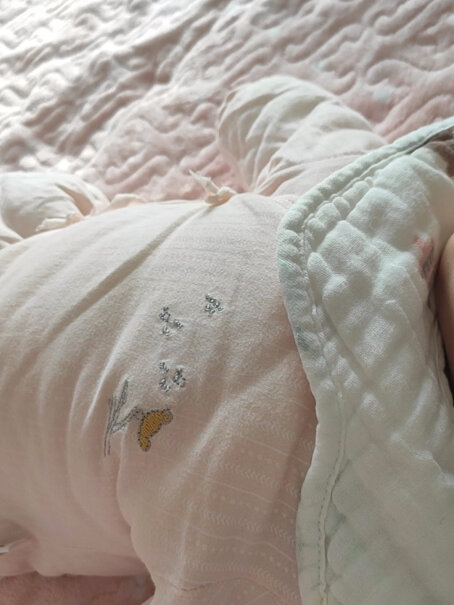 十月结晶宝宝围嘴口水巾印花纱布新生婴儿童吸水薄款3条装没有防水层，衣服容易湿吗？