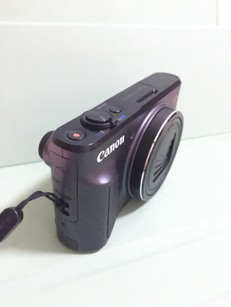 佳能PowerShot SX720 HS数码相机镜头盖容易进尘吗？这种迷你机身比起单反款机身的设计会不会抖动严重？