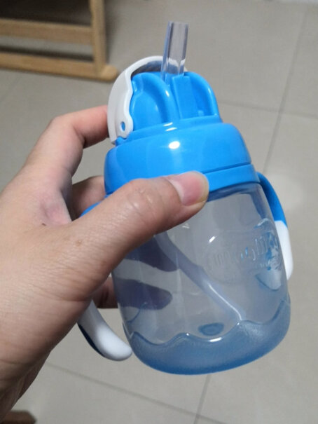 贝亲pigeon吸管杯这款杯子是防漏的吗，宝宝躺着喝会呛住吗，是咬一下出水不咬不出水吗？