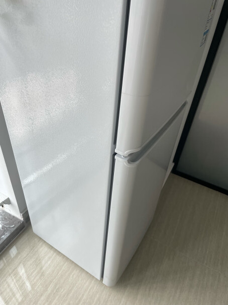新飞96升冷藏冷冻转换迷你家用冰柜小冷柜一级能效右侧散热孔距离墙面要留少距离呢？可以紧贴墙么？