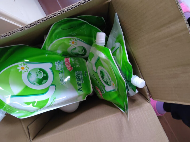 妈妈壹选洗护套装17斤La天然植皂母婴可用新旧包装转换颜色是白色还是绿色？问客服说新包装全是绿色的？