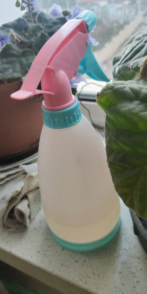 秉优园艺工具糖果色喷壶瓶是软的还是硬的？
