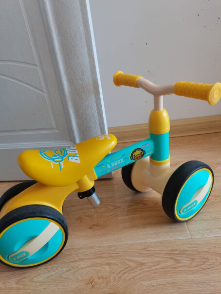 乐的儿童平衡车学步车可坐可滑行防侧翻减震降噪滑步车小黄鸭一岁一个月可以玩吗？会不会太早了？