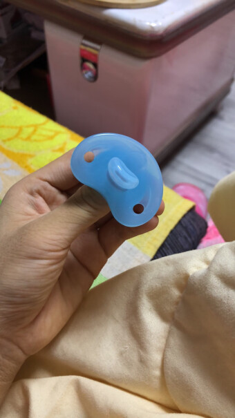 NUK安抚奶嘴宝宝磨牙安慰奶嘴智柔全硅胶6个月以上颜色随机这款全硅胶重不重的？