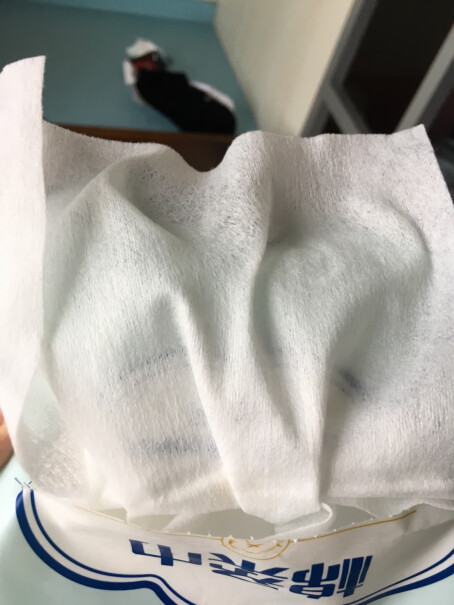 棉柔世家婴儿棉柔巾一次性洗脸巾纯棉干湿两用抽纸平纹湿水之后水面有一层白色的东西吗？