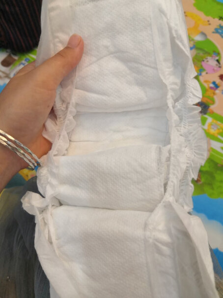 一朵国潮超薄婴儿纸尿片XL126片柔薄透气秒吸第一次买送绑带吗？
