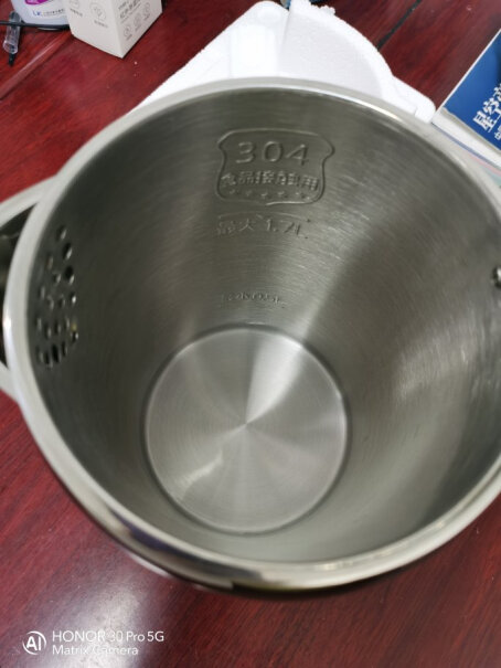 美的电水壶烧水壶电热水壶1.7L大容量304不锈钢双层防烫多久烧开水，声音大吗？