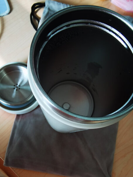 英国摩飞便携式烧水壶旅行保温电热水杯水烧开了杯身是烫的还是常温的？保温时间有多久？