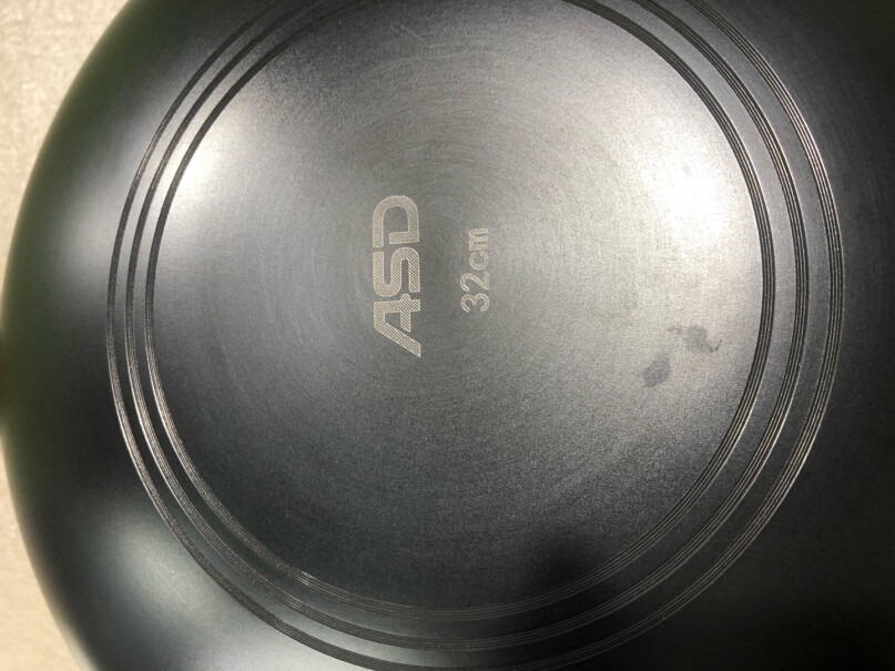 爱仕达ASD这款锅底是平的还是外凹还是内凸？内凸油会跑边缘，油煎鸡蛋总是会糊，好怕再买到这种锅？
