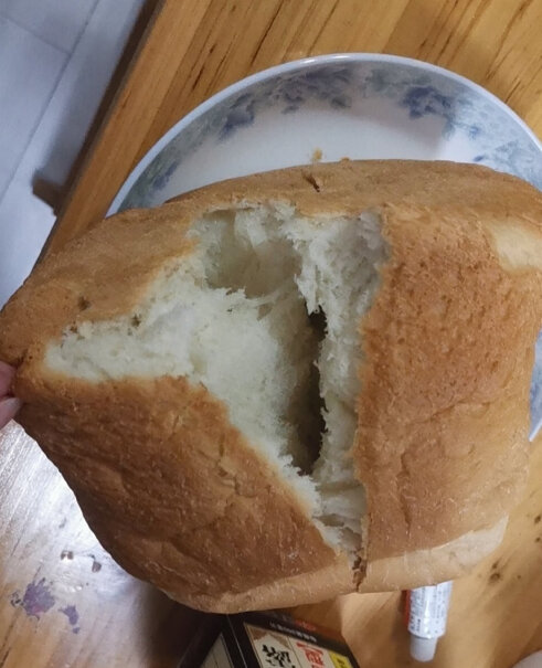 美的面包机ESC1510第一次做面包，做过面包的朋友请教一下，做面包放牛奶可以吗？还有一定放高筋粉？