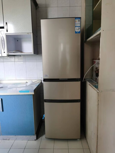 216升三门电冰箱小型家用中门软冷冻节能买给父母两个人用，容量可以吗？功率是多少？