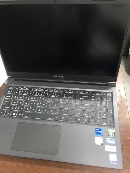 七彩虹将星X15-XS12代酷睿15.6英寸游戏笔记本电脑i7-12700H这个电脑多少斤？