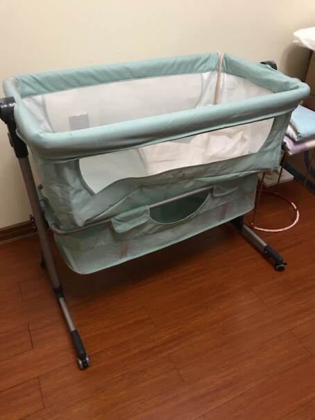 小有童婴儿床拼接可移动多功能便携式折叠摇篮款的可以调节高度吗？谢谢？