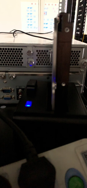 移动硬盘盒USB3.0底座双盘位通用能插入dell e7250 上的SSD 硬盘嘛？