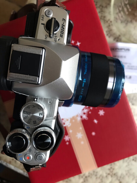 奥林巴斯 M.ZUIKO 12mm F2.0 微单广角镜头为啥这个镜头这么便宜啊？
