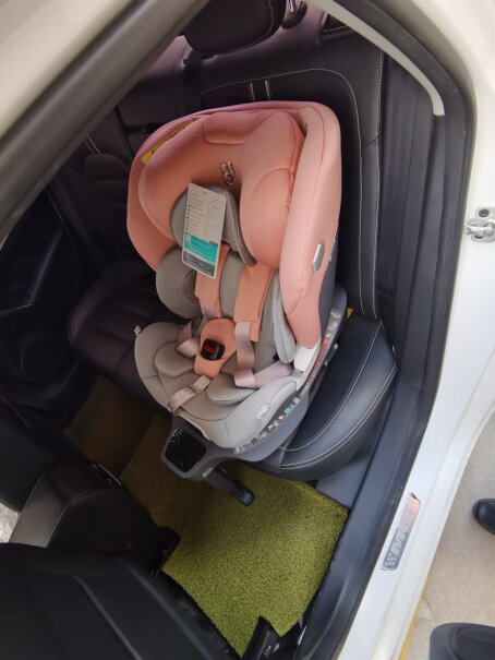 宝贝第一汽车儿童安全座椅isofix接口360°旋转护肩带内侧是什么材质的，是不是那种防滑的胶质的？