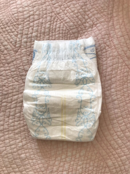 大王尿不湿纸尿裤光羽M4411kg婴儿这次买的m码尿不湿有严重的塑胶味，问客服说是热熔胶，大家买的有这种化学气味吗？