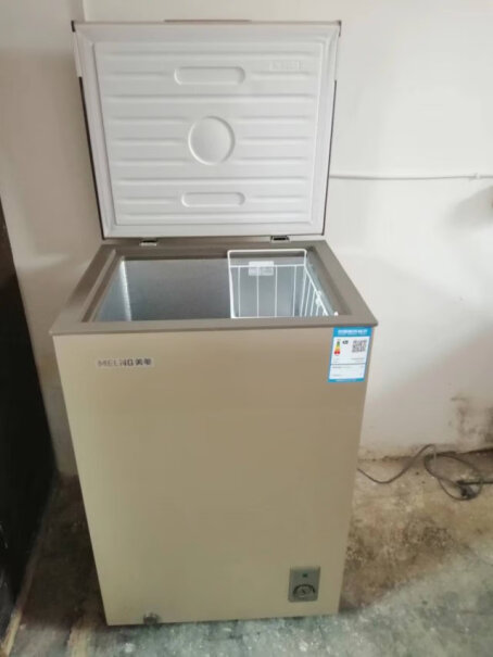 美菱100升顶开门BC/BD-100DT小冷柜冰柜门掀起来能自己悬立住吗？