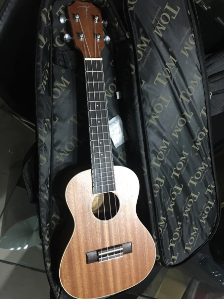 TOM尤克里里ukulele乌克丽丽沙比利入门小吉他23英寸请问这个弹出来的声音较小吗？