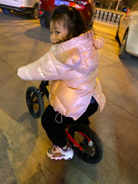 KinderKraft德国平衡车儿童滑步无脚踏单车2-6岁与橘黄色款比较？