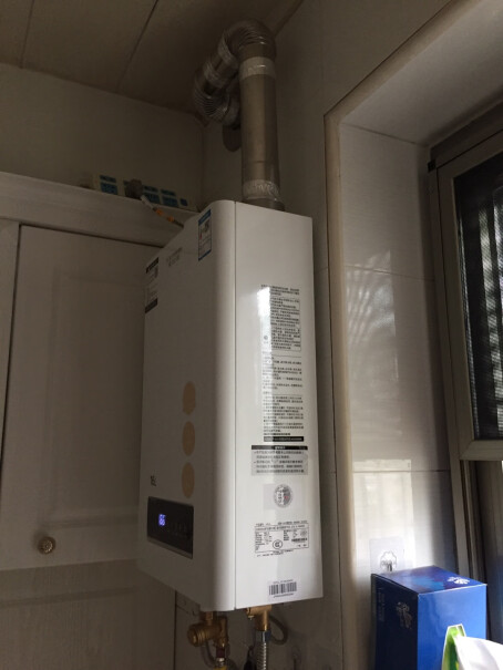 史密斯16升燃气热水器家用这燃气热水器放在厨柜内还是放外面的？