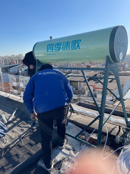 四季沐歌航+极光太阳能热水器请问一下我们家住小区房顶楼，这种热水器能装在顶楼吗？