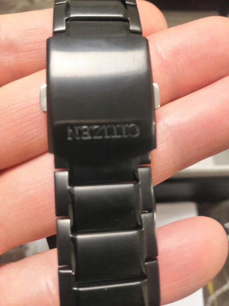 西铁城CITIZEN手表光动能深海蓝盘时分针夜光男士腕表我买到的手表玻璃里面有一点点灰尘，你们的有吗？仔细看才能发现。
