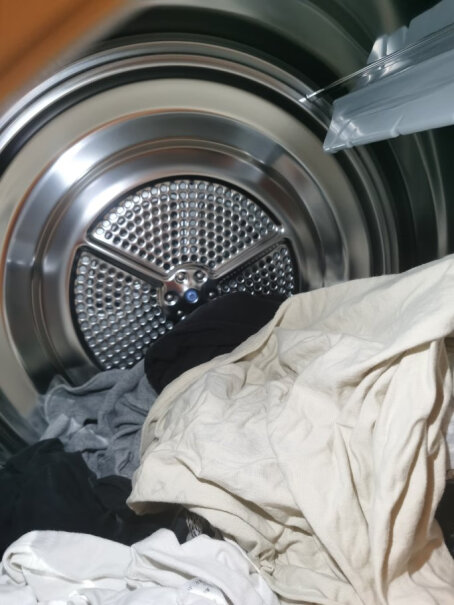 LG9KG双变频热泵烘干机家用干衣机这个烘出来的衣服有皱吗？还需要熨斗吗？