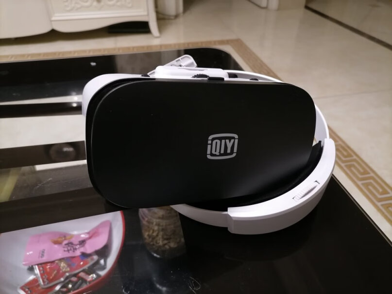 iQIYI-R3 VR眼镜遥控器在使用的时候能插耳机吗？