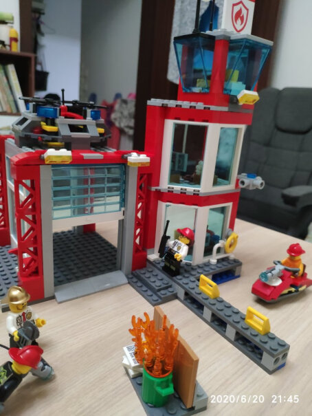 乐高LEGO积木城市系列CITY这款有底板吗？？