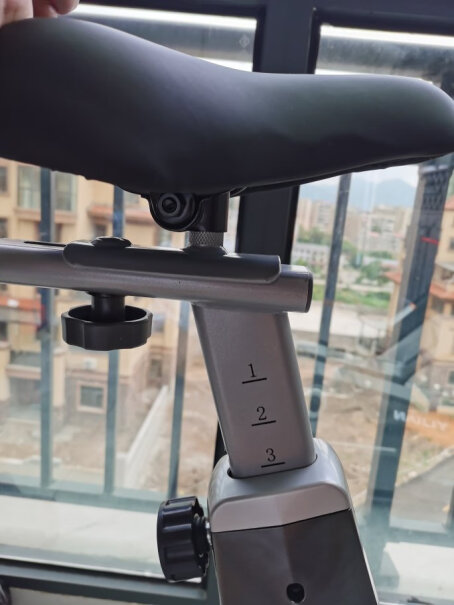 亿健动感单车家用磁控静音健身车自行车健身器材深空灰座位硌屁股吗？