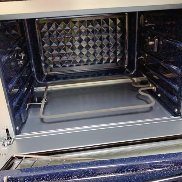 美的初见电子式家用多功能电烤箱35L智能家电内胆上面烤肉类砰上油了，好擦么？不是搪瓷的？
