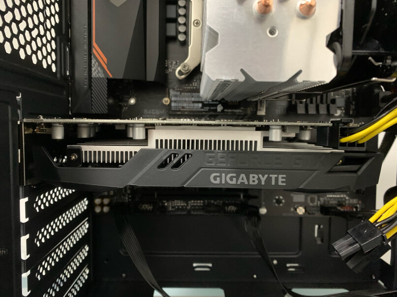 技嘉(GIGABYTE) GTX 1650 WINDFORCE OC 4G D6能不能插华硕主板上用？