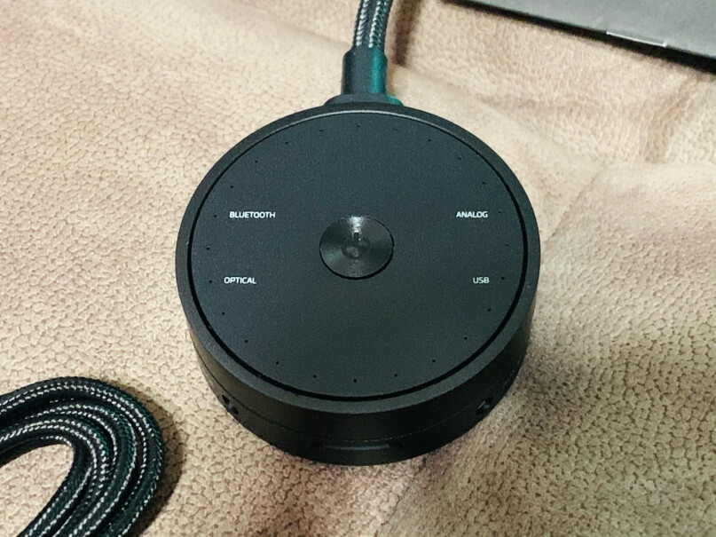 雷蛇利维坦巨兽5.1声道杜比环绕声条形桌面音响问下你们的耳机插上面有电流声吗？