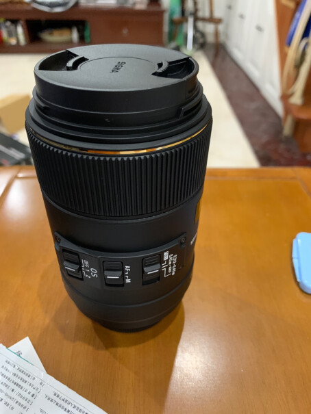 适马70mm F2.8微距镜头这款镜头是内对焦么？对焦时镜头会往外伸么？谢谢？