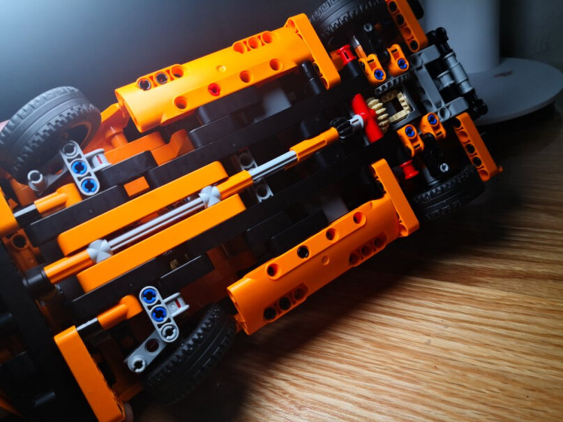 乐高LEGO积木机械系列这款和之前的橙色的有什么区别？