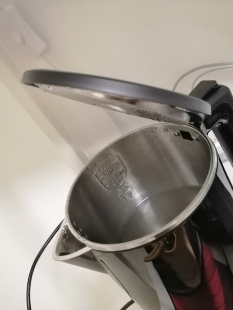 苏泊尔电水壶烧水壶热水壶好像生锈了，，底下，长了一个。不是水质垢污，咋办，还是再用几天看看咋样。