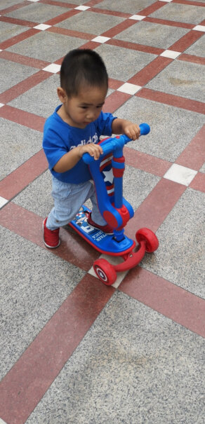 迪士尼儿童滑板车三合一小孩可坐滑滑车一岁多孩子用着怎么样？值得入手不？孩子好转弯什么的吗？谢谢大家啦？