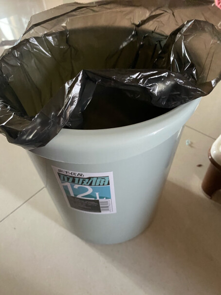 家杰优品塑料垃圾桶桶上商标贴纸能撕干净吗？