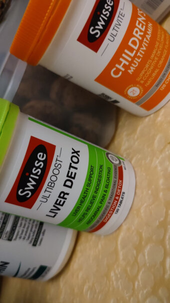 Swisse斯维诗奶蓟草片护肝片120片我买了两瓶，为什么一瓶里面的药物是乳白色，一瓶药物是浅绿色。药物颜色难道不一样吗？