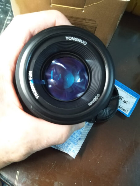 永诺YN35mm F2N 定焦镜头此镜头晃动时里面好像部件不紧有杂音，正常吗？