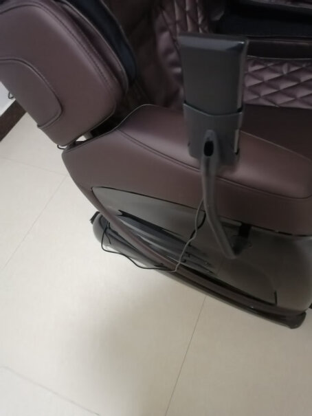 荣康K6s按摩椅,家用太空豪华舱,多功能全身按摩椅优雅棕老人可以用吗？操作会不会很麻烦？