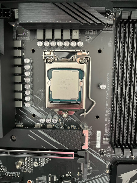 Intel i5-10400 盒装CPU处理器现有560D，请问有必要买这个带核显的吗？这个核显比560D强还是弱？