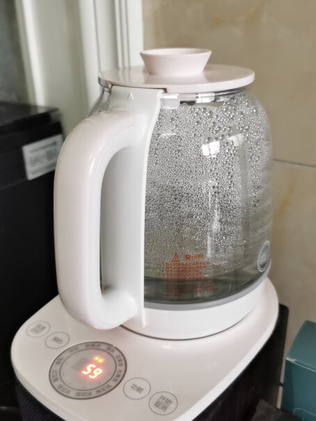 苏泊尔养生壶煮茶器壶底和壶盖，接触水的地方有塑料吗？