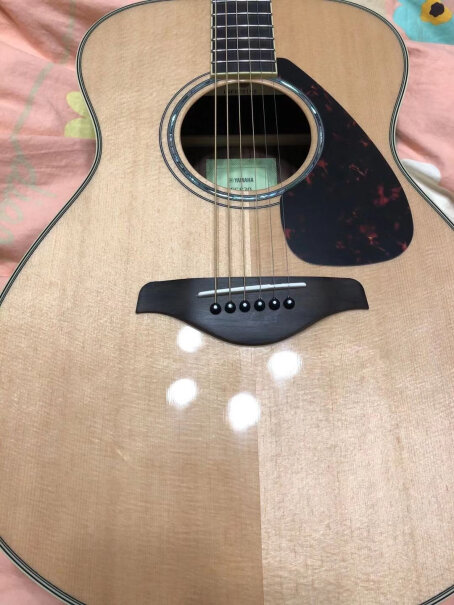 雅马哈FGX830CBL黑色民谣电箱吉他缺角雅马哈Fg830黑色电箱款，会很容易沾上指纹，看见脏吗，磨损了容易看见刮痕吗？